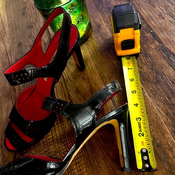 Manolo Blahnik Black Patent Leather Slingback Women's Heels - Picture 3 of 5